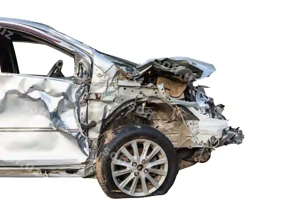 Kumush rangli avtomobil hato sababli ogir zararlangan, yo'l ta'mir va avtomobil ta'mir kontseptsiyasi. | Silver car get hard damaged by accident road maintenance car repair concept