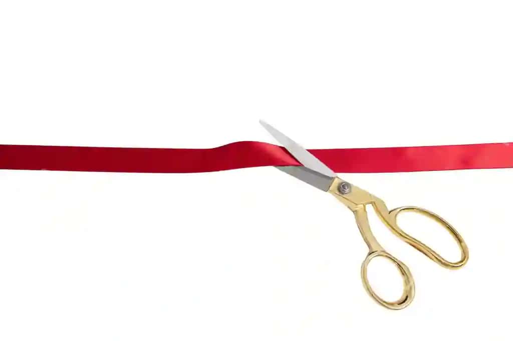 Katta ochilish rimni kesish oltin qisqich qizil satyn rim ajraltirilgan oq shaffof | Grand opening ribbon cut gold scissors red satin ribbon isolated white transparent