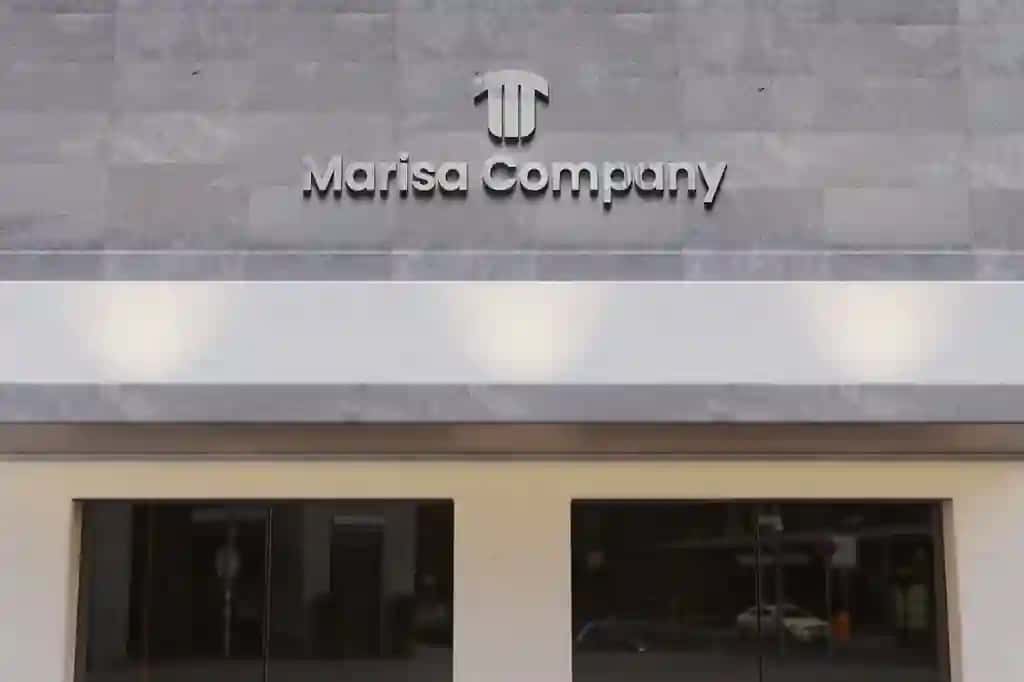 3D Chrome logotipi zamonaviy fasad belgisi | 3d chrome logo mockup modern facade sign