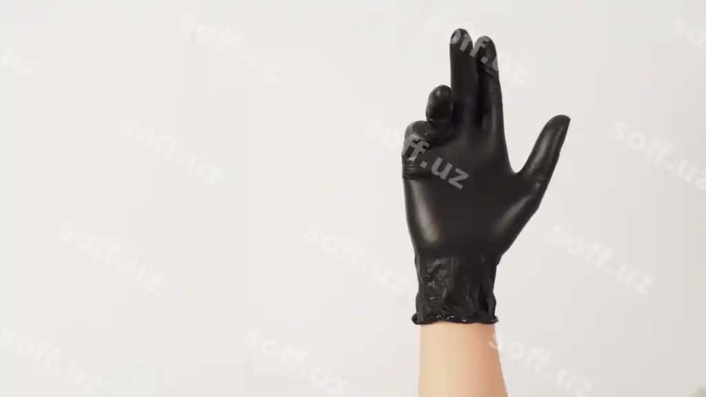 Qo'l qora latex qo'llar kiyib turibdi oq orqa fonda. | Hand is wear black latex gloves white background