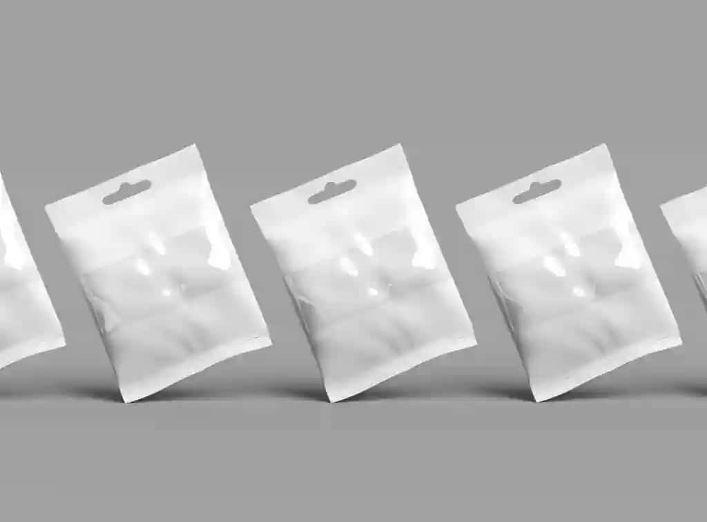 Deraza osilgan teshigi ochiq fonga ega bo'lgan qayta yopiladigan ziplokli sumkani yarating | Render resealable ziplock bag with window hanging hole light background