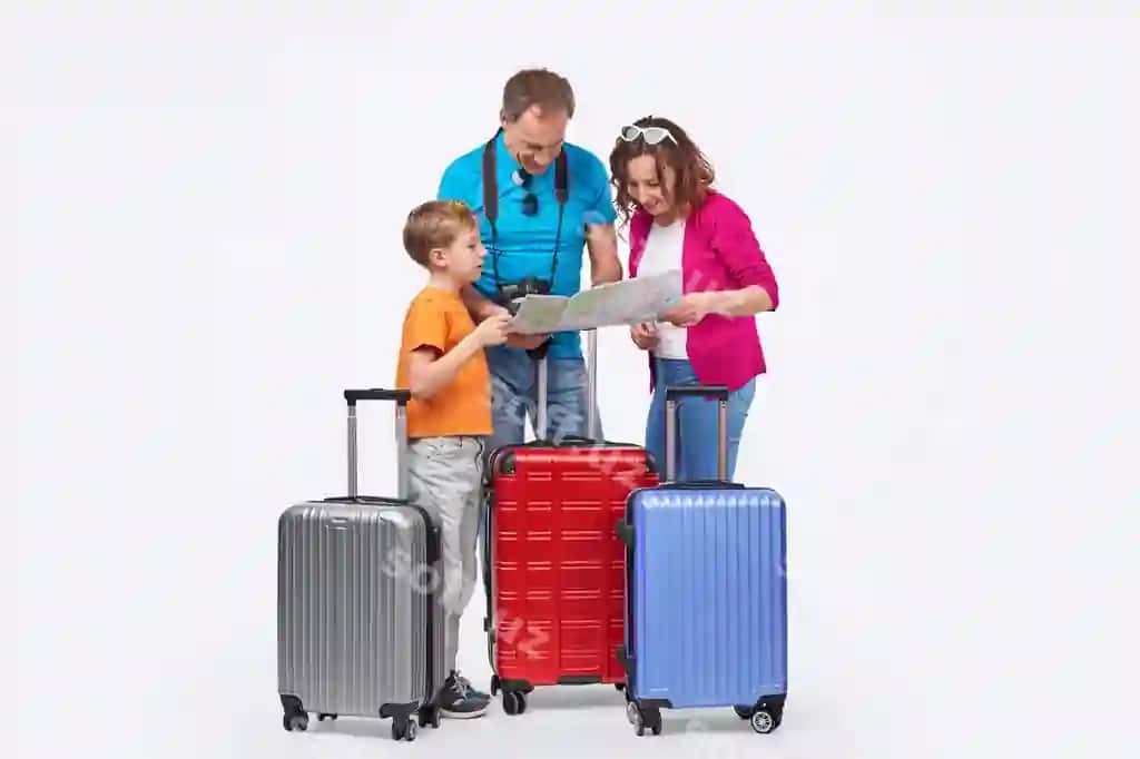 Sayr qiluvchi oila xaritani birgalikda o'qiyotgan | Traveling family reading map together
