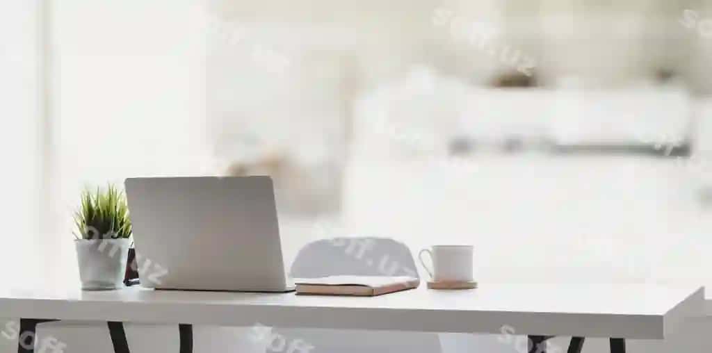 Qulay ish joyi noutbuk, qahve piyolasi va ofis asboblari bilan. | Comfortable workplace with laptop computer coffee cup office supplies