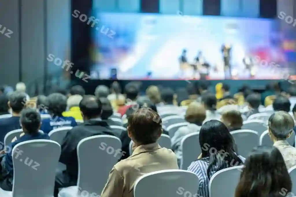Konferentsiya zalidagi auditoriya stsenadagi so'zlovchilarni eshitayotgan | Rear view audience listening speakers stage conference hall seminar meeting