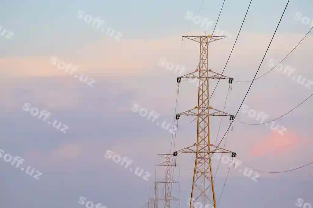 Pastdan ko'rinish elektro stoykasi osmon quyosh botirg'a qarshi | Low angle view electricity pylon against sky sunset