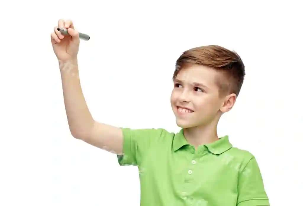Bolalik ta'limi maktabdagi baxtli odamlar kontseptsiyasi: gulchiq o'g'il yashil polo futbolkada marker bilan narsa yozmoqda. | Childhood education school people concept happy smiling boy green polo t shirt with marker writing something