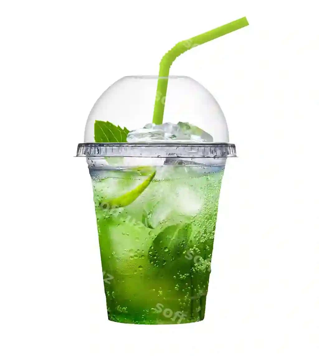 Sovuq yashil ichimlik buz bilan oq fonda | Refreshing green drink with ice white background