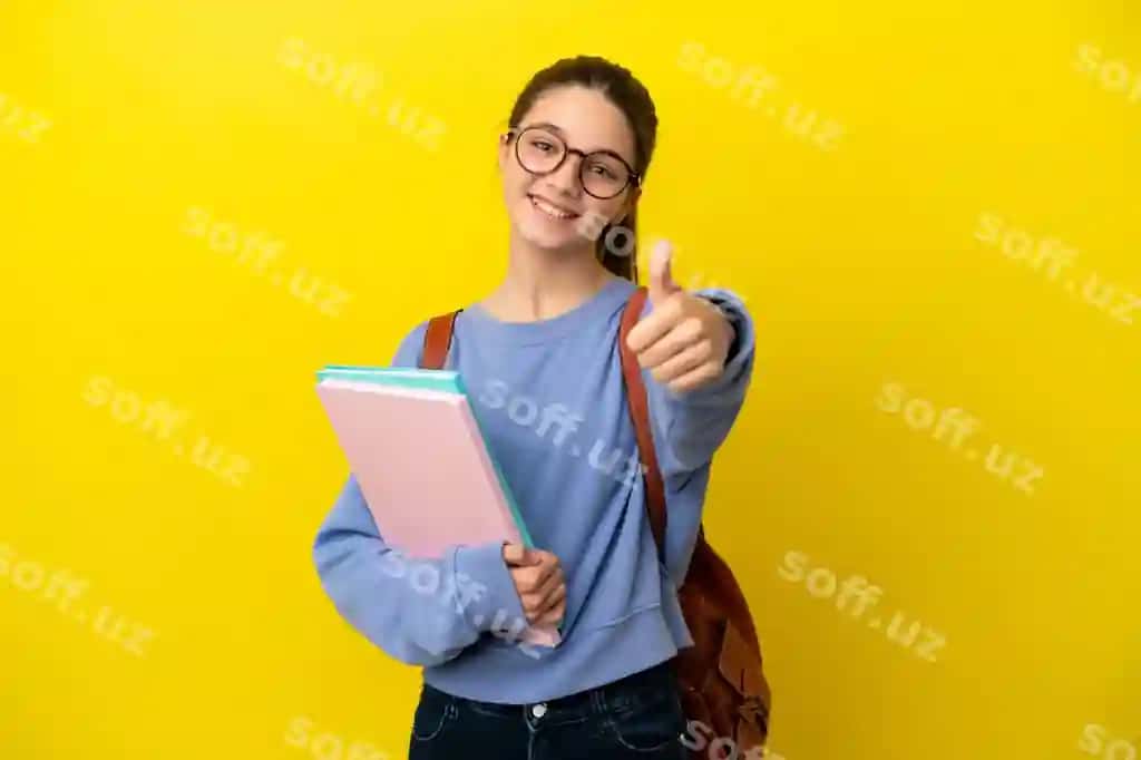 Talaba bola ayol ajraltirilgan sariq fonda boshini ko'tarib chunki yaxshi narsa sodir bo'lgan | Student kid woman isolated yellow background with thumbs up because something good has happened