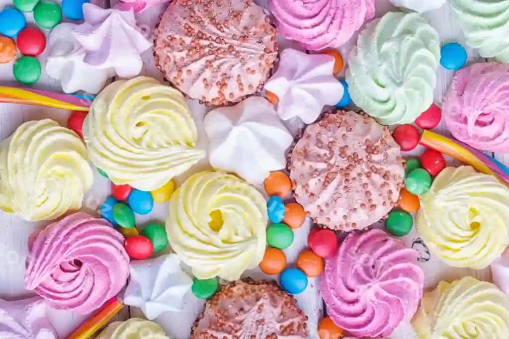 Aralash ko'plab rangli konfetlar oq yog'och orqa fonda | Mixed multicolored candies white wooden background