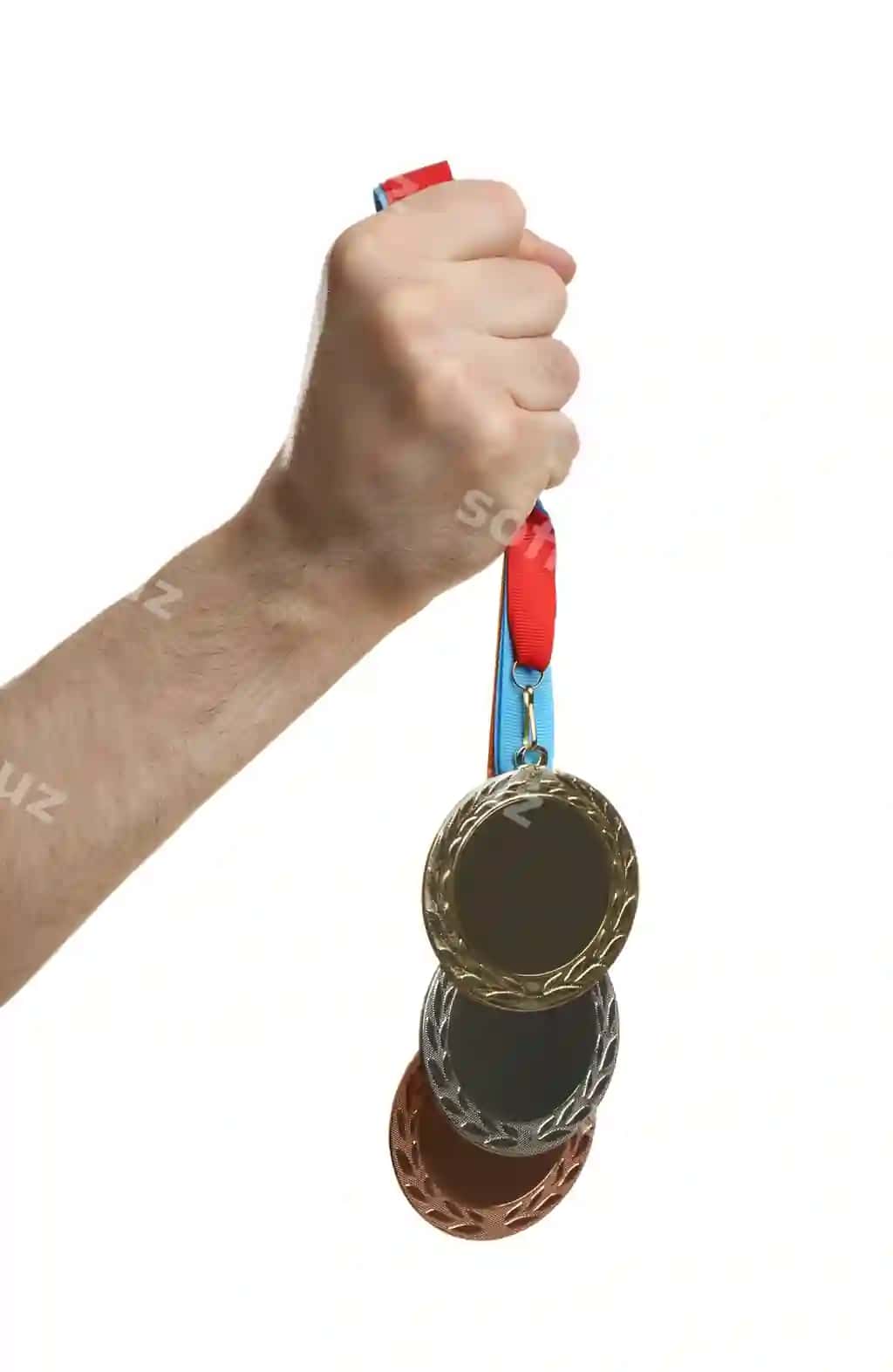 Erkak medallarini tutmoqda oq orqa fonda yaxlit rasm faza dizayni | Man holding medals white background closeup space design