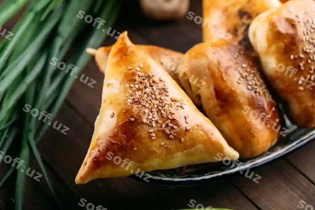 Yaqindan ko'rilgan sharqona taom, go'shtli uchburchak samsa va qora toshli likopchada pishirilgan pirog | Closeup oriental dish baked pie with meat triangle samsa black stone plate