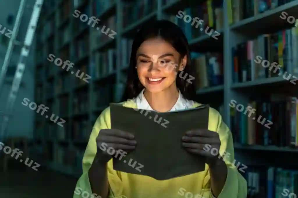 Yosh qafqaz ayoli kutubxonada stolda o'tirgan holda kitob o'qiyapti, kitoblar javonlari fonda, o'quv kontsepsiya. | Young caucasian woman is reading book table while sitting library book shelves is background learning concept