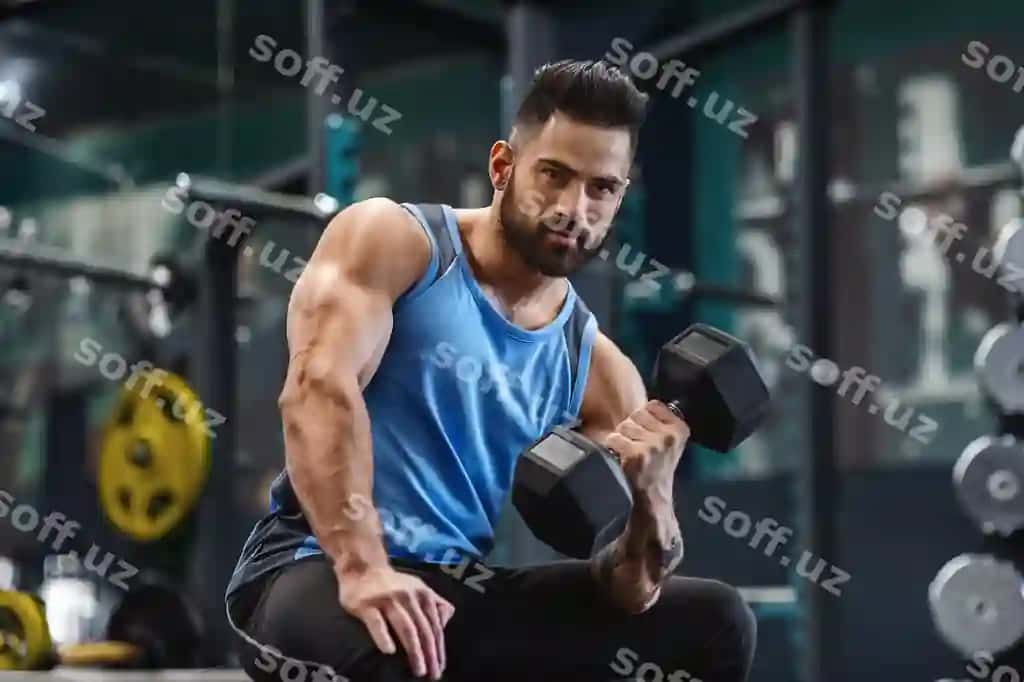 Boyrashli erkak jimda shtarlarni ko‘taradi, kuch va e’tiborini namoyish etadi. | Man with beard lifts weights gym demonstrating strength focus