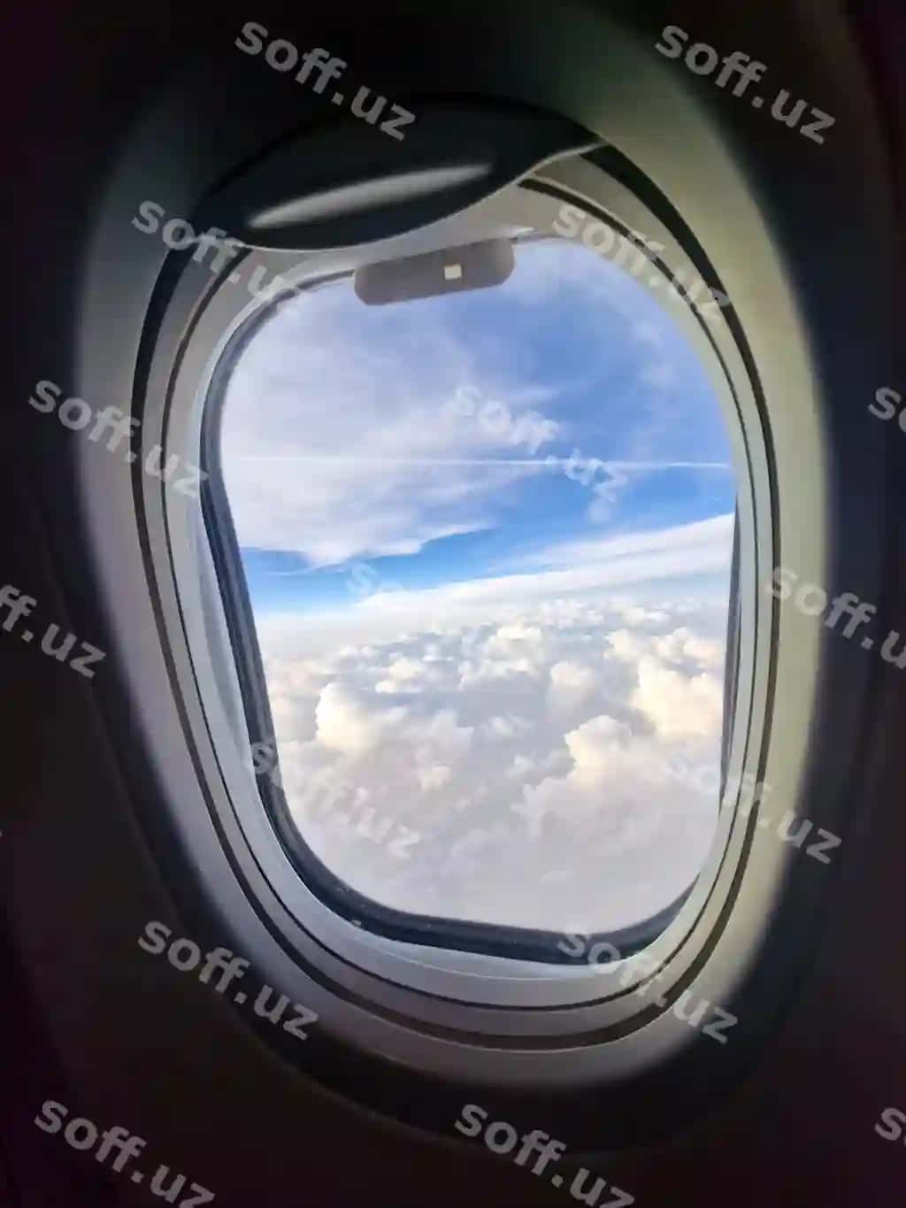 Samolot oynasidan tashqaridagi bulutlar vertikal surat | View from airplane window clouds outside vertical shot