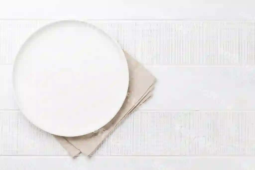 Bo'sh diska yong'oq stol ustidan topdan ko'rinish | Empty plate wooden table overhead view