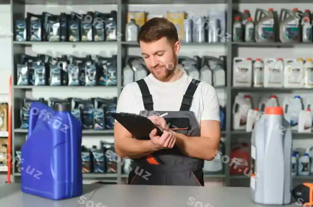 Avto ekilar do'koni sotuvchisi mahsulotni olib, sifatini baholaydi. | Auto parts store seller receives product evaluates quality