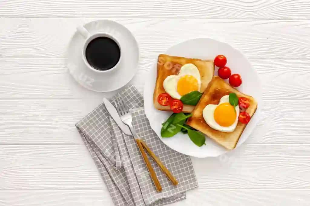 Ikki tost aralashtirilgan tuxumlar bilan yurak shaklida diskda | Two toast with scrambled eggs shape heart plate