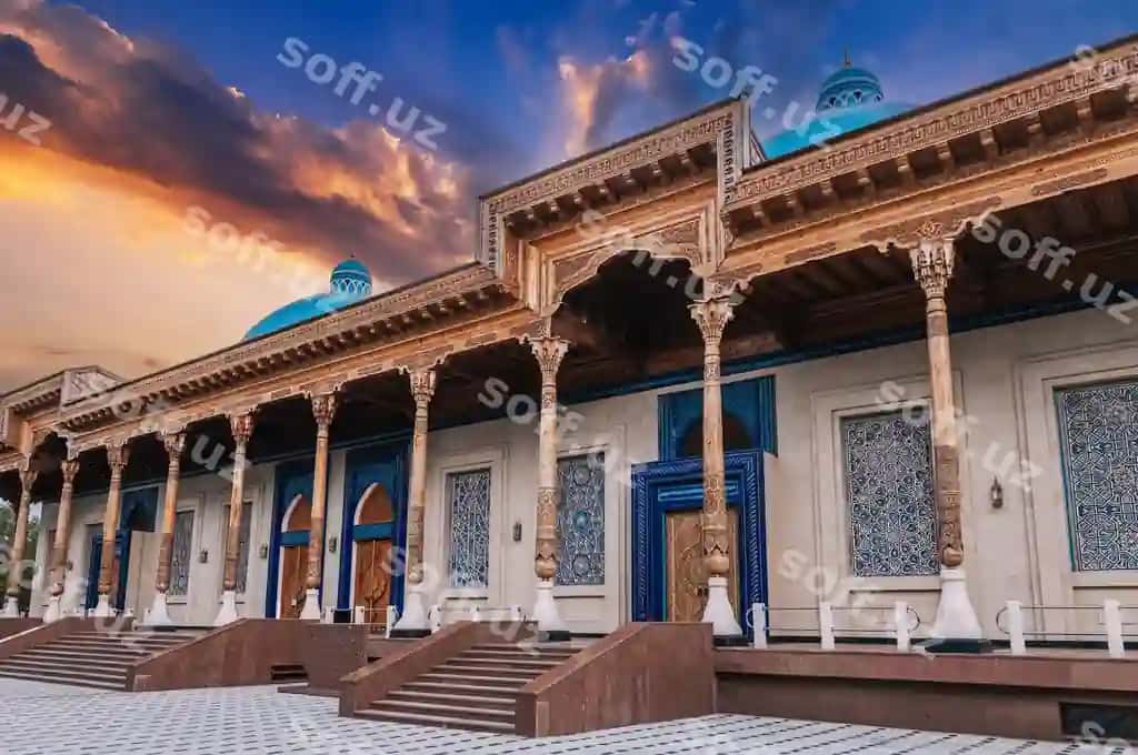 Toshkentdagi muzey fasadida siyosiy qoplanish zerkari, bezatilgan yong'oq oynalangan ustunlar va sharqiy O'zbek mozaikalari. | Facade museum victims political repression decorated wooden carved columns oriental uzbek mosaics tashkent