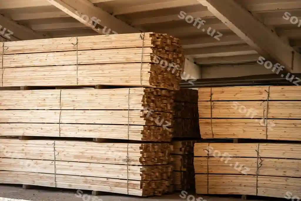 Yog'och fabrikasi ombordagi yog'och doskasi tabiiy biznes eksporti bilan | Wood factory stock lumber board with nature business export