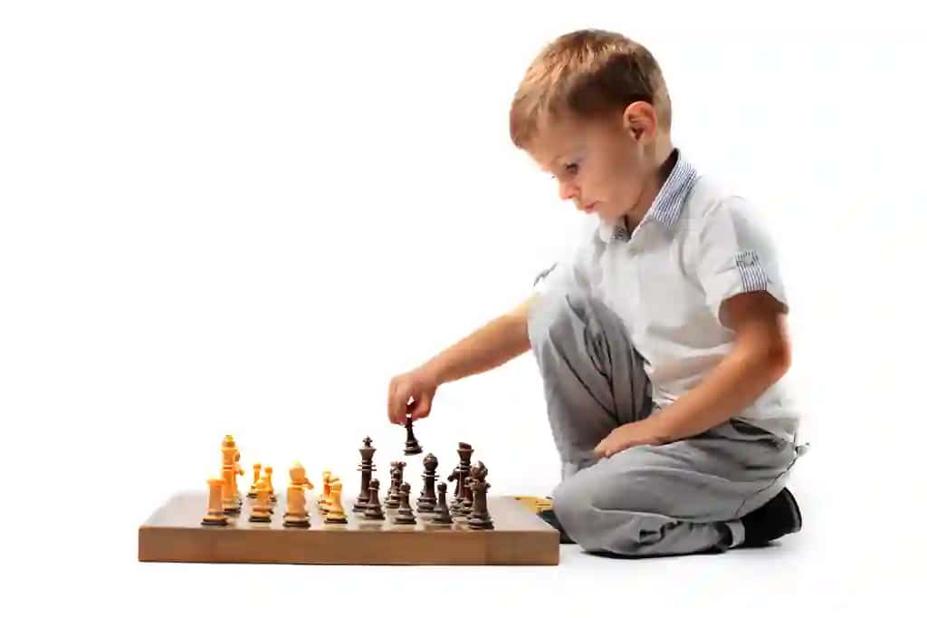 Shaxmat o'ynayotgan kichkina bola | Little boy playing chess