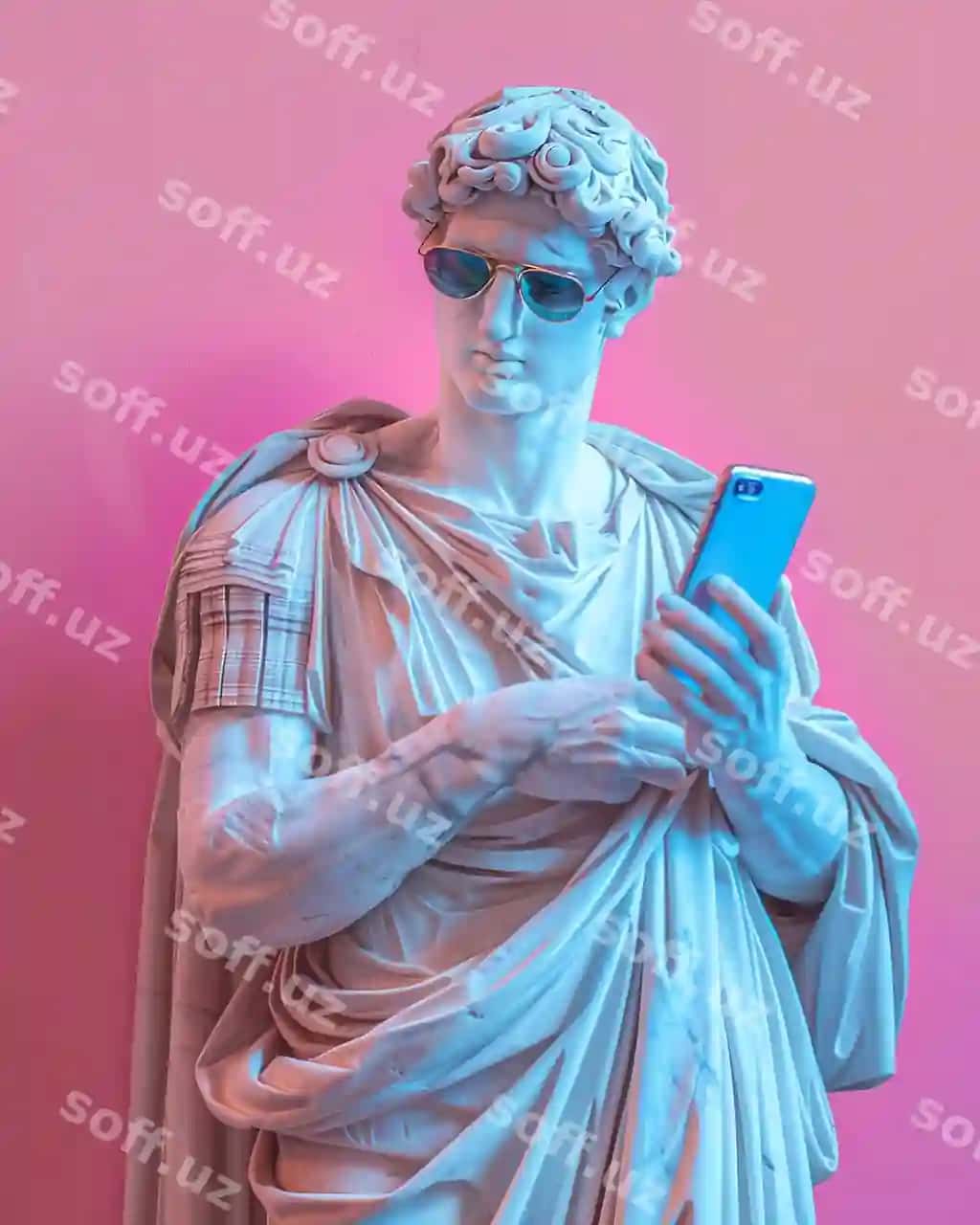 Qadimiy heykal telefon tutgan | Antique statue holding mobile phone