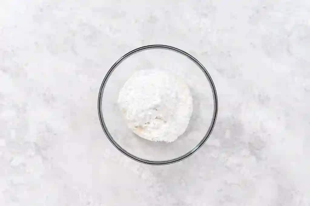 Yuqori ko'rinish tarkibiy moddalarni aralashtirish stakan aralashtirish qovuri oq glazurni tayyorlash | Flat lay mixing ingredients glass mixing bowl prepare white glaze