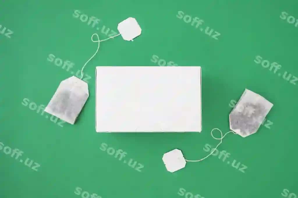 Ikki choy paketi yonma-yon oq qutida yashil fonda | Two tea bags side white box green background