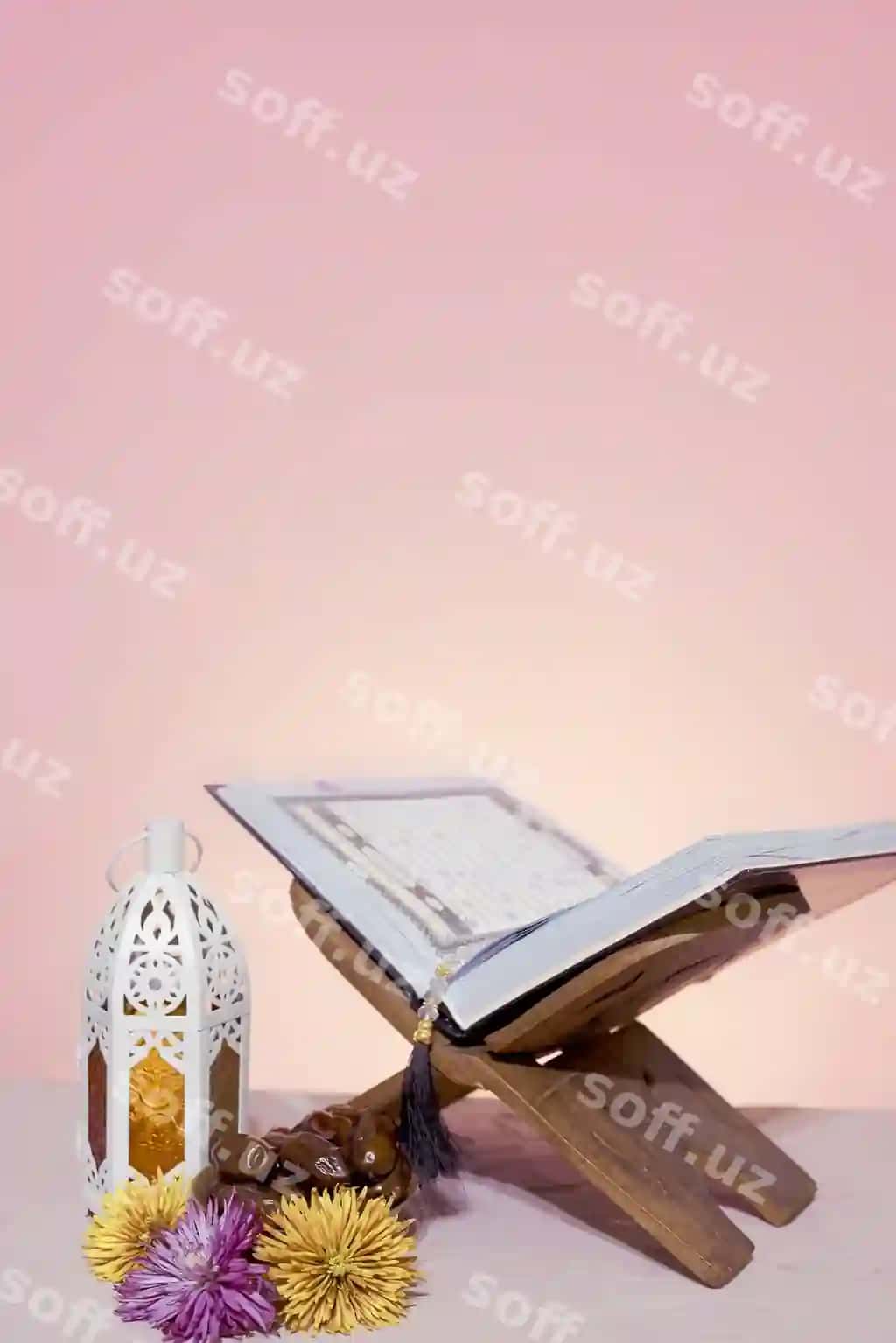 Ramazon fonida rehalda ochiq qur'on va yong'iq mat | Ramadan background rehal with open quran quran open wooden placemat