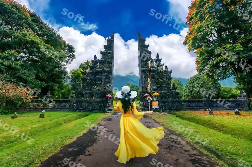 Ayol Bali, Indonesiyadagi katta kirish eshigida yurayotgan | Woman walking big entrance gate bali indonesia