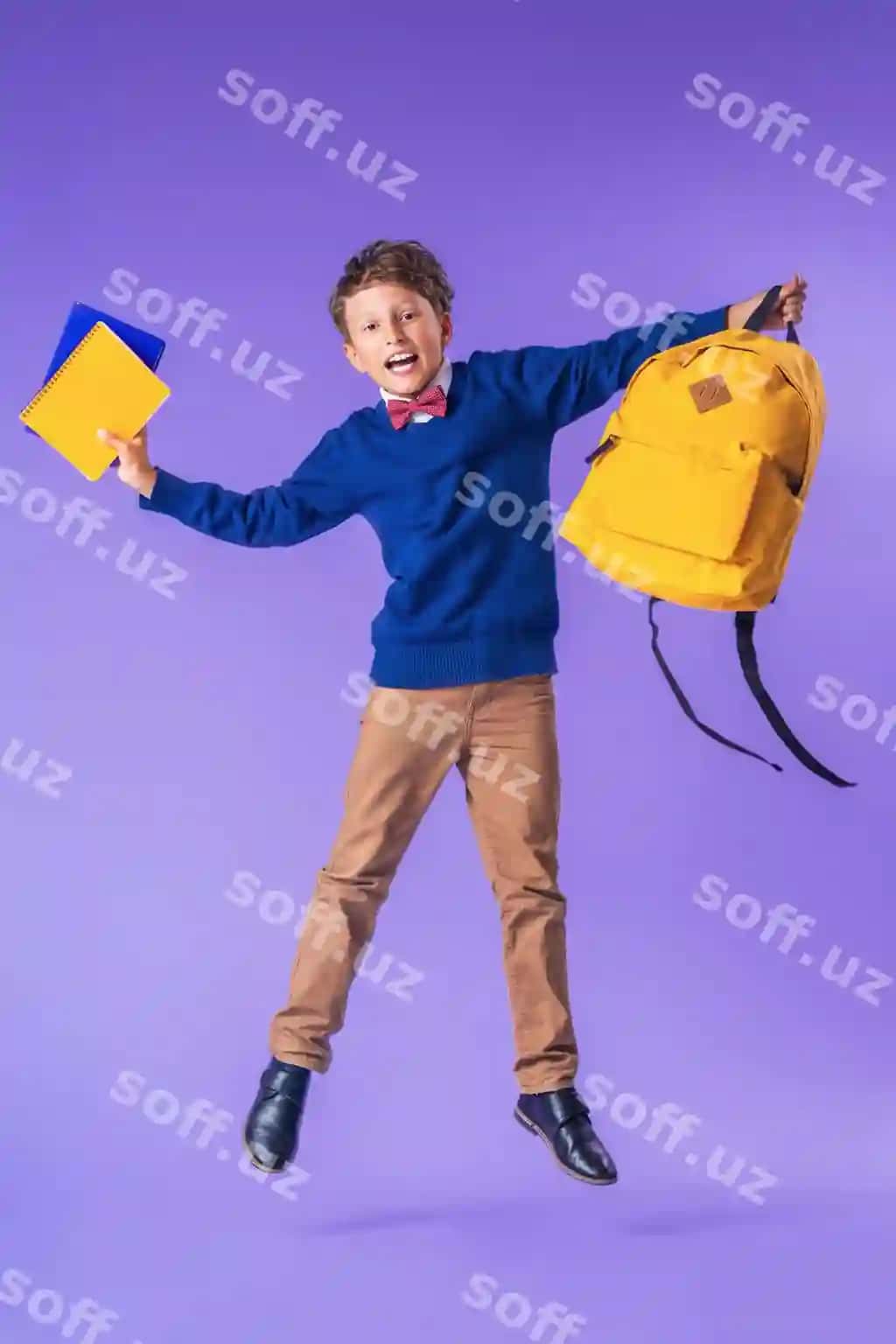 Maktab o'quvchisi kostumi sumkali sakrab | Schoolboy uniform with backpack jumping