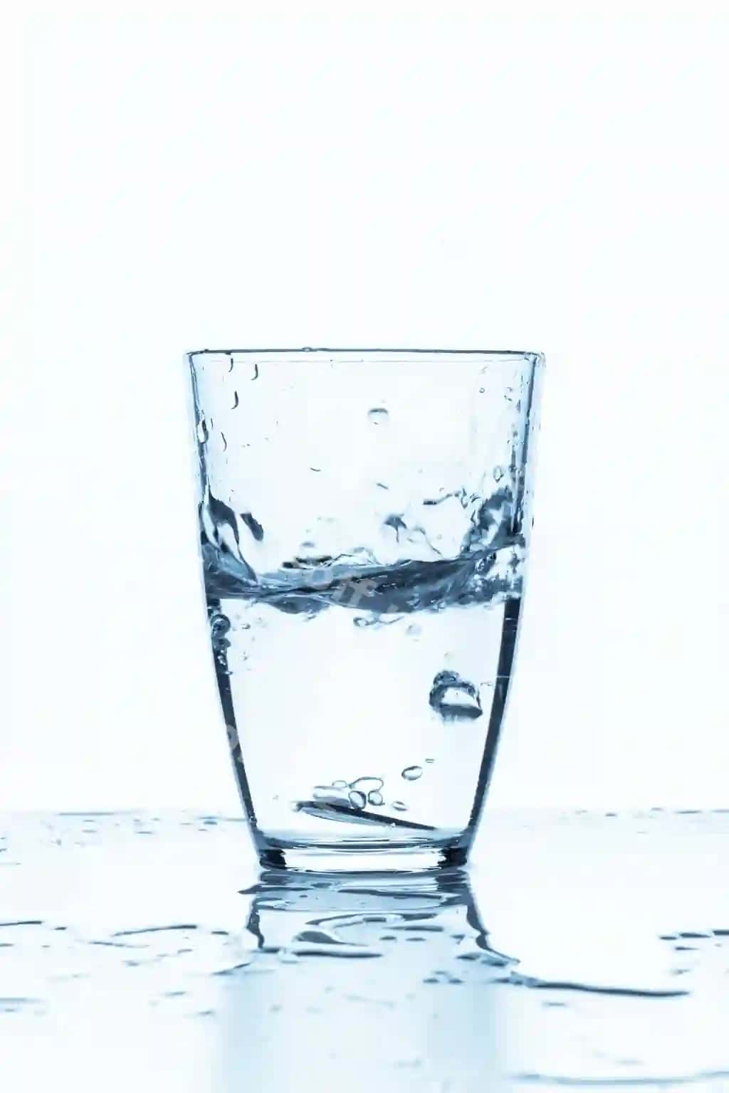 Stakan suvo oq ajralgan | Glass water isolated white