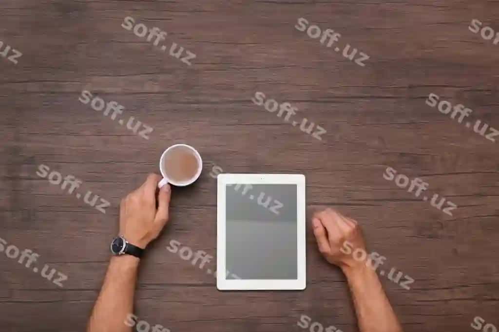 Erkak tablet bilan ishlaydi yuqori ko'rinish | Man working with tablet top view