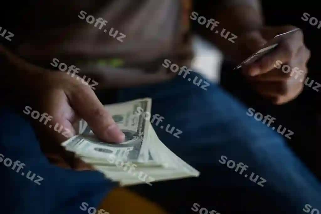 Yelkasi kredit kartani tutgan erkak | Midsection man holding paper currency credit card