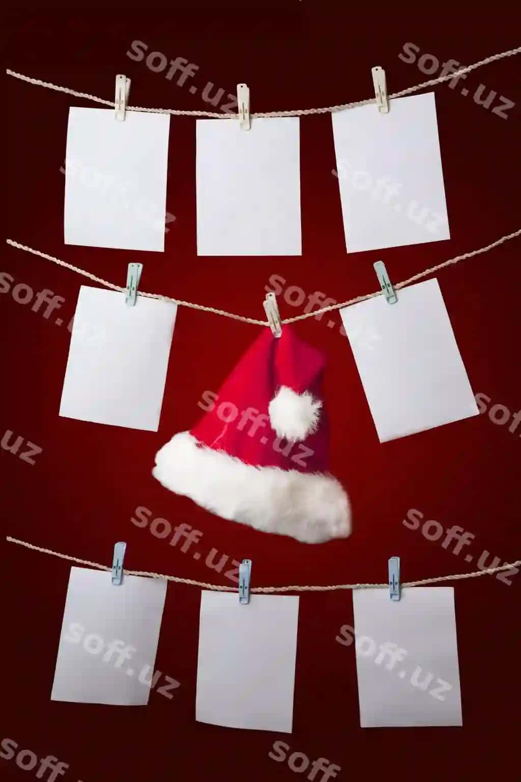 Santa papkalari varaq yaqin surat qizil fonda | Close up santa hat papers against red background