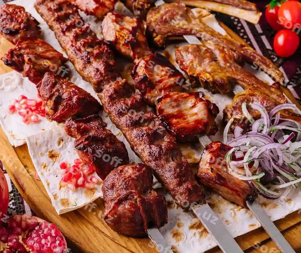 An'iyaviy pishirilgan shashlik sochigi yog'ochlik doskada | Traditional grilled shashlik skewers wooden board