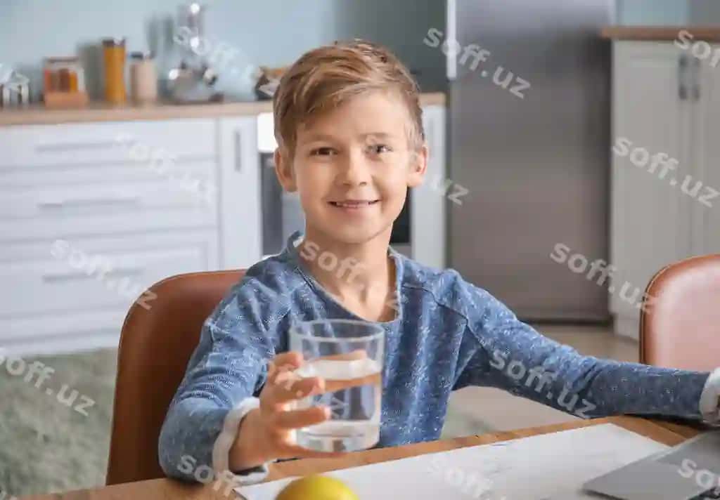 Chiroyli kichik o'g'li oshxonada suv ichyapdi | Cute little boy drinking water kitchen