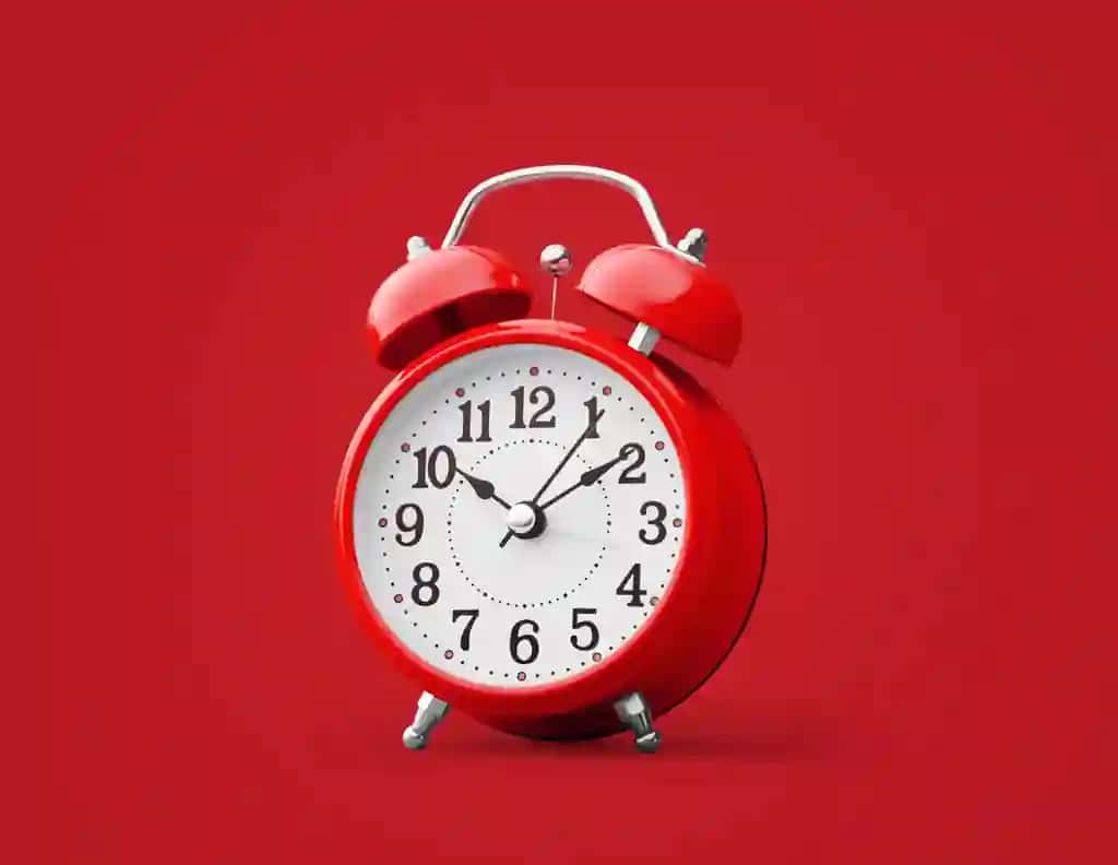 Qizil budilnik qizil fon | Red alarm clock red background