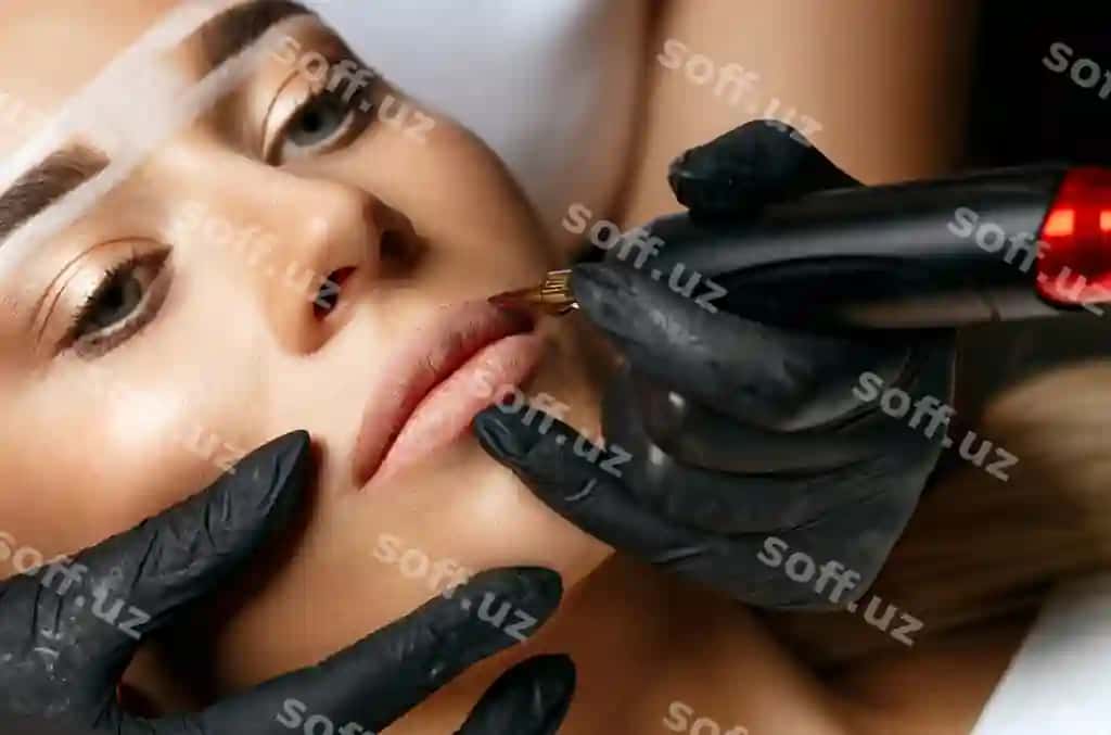 Yosh ayol ko'z qizartmasi bezaklari va doimiy lab bezeklari go'zallik salon | Young woman with brow markup having permanent makeup lips beauty salon
