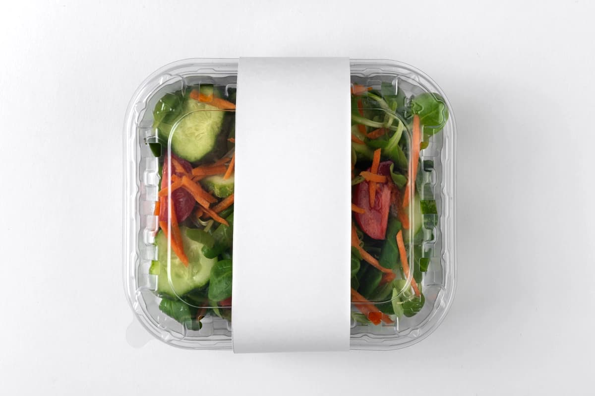 Yuqori ko'rinishdagi salat qutisi yashil fon | Top view salad box green background