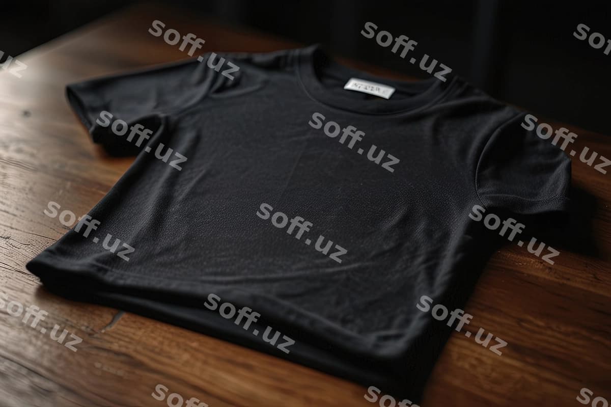 Qora ko'ylak, tagida "T-shirt it" yozuvchi belgi. | Black shirt with tag that says t shirt it
