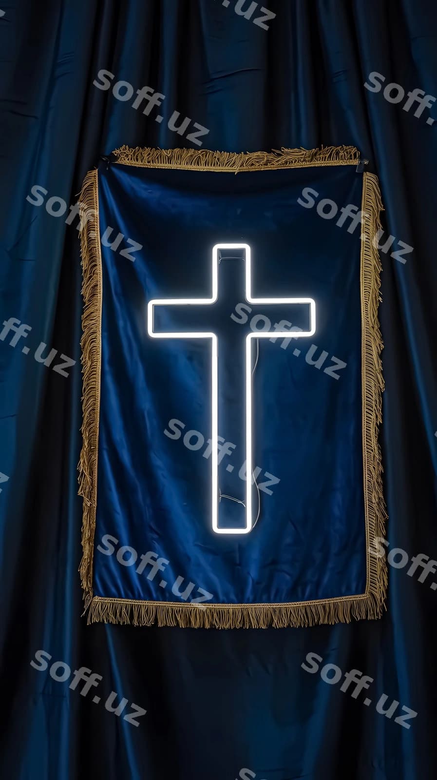 Ko'k so'ng'ich ko'k parda oldida asadi. | Blue crucifix hangs front blue curtain