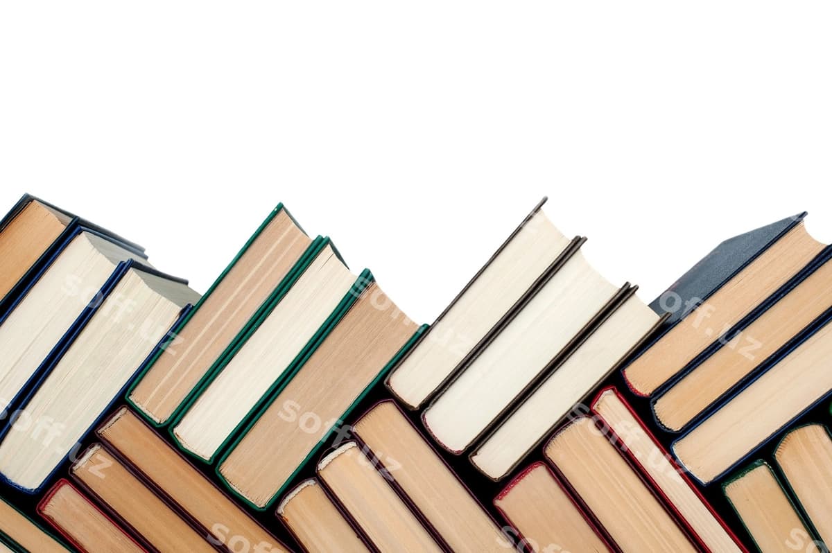 Kitoblar oq fonda joylashgan | Books are stacked white background
