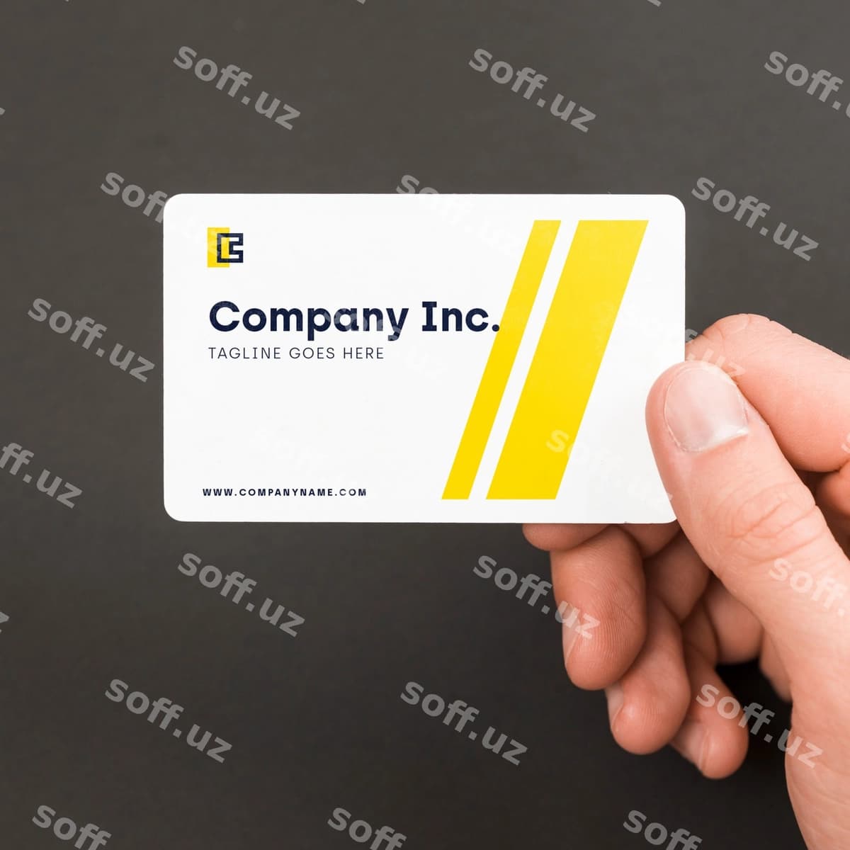 Bizznesmen biznes karta namunasi bilan | Businessman with business card mockup