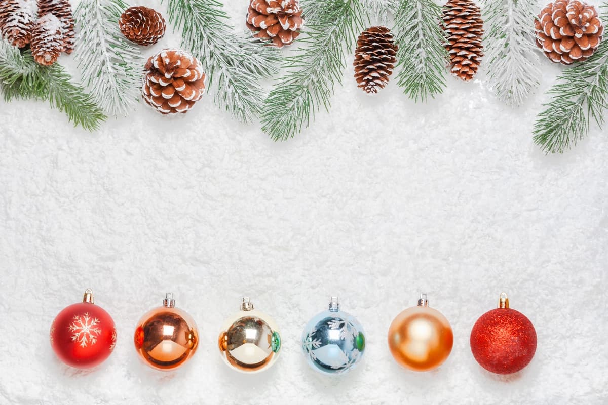 Rojdestvo qor bezaklarini yoping | Close up christmas decoration snow