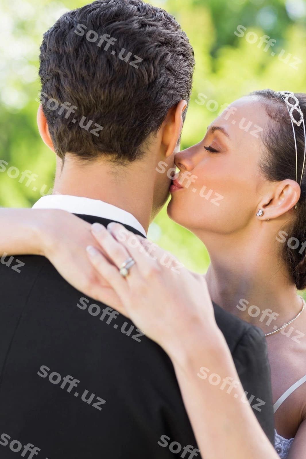 Yaqin suratda bride groom boshiga o'zgan | Closeup bride kissing groom cheek
