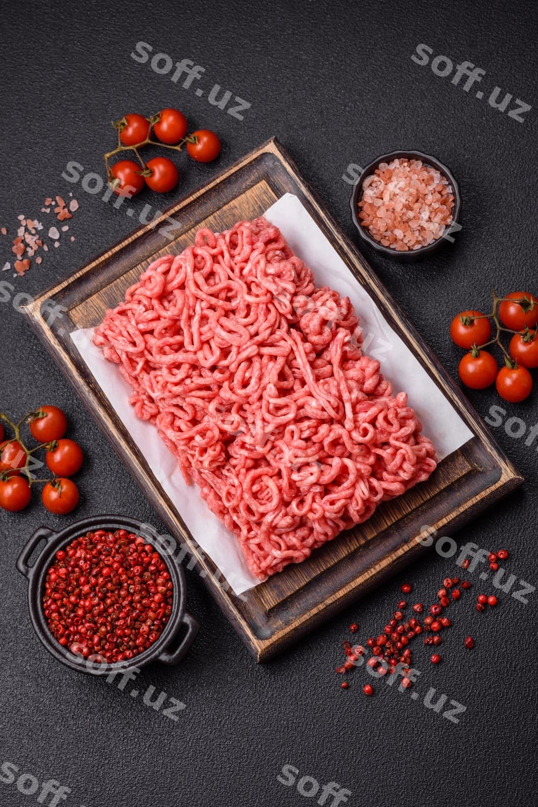 Yangi hovo guruchlangan mol gogi tuz va spetsiyalar bilan | Fresh raw ground beef with salt spices