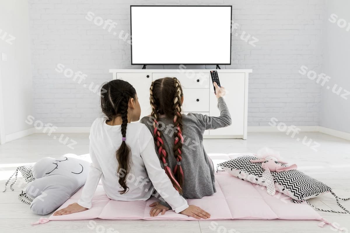 Qizlar TV ko'rayotgan | Girls watching tv