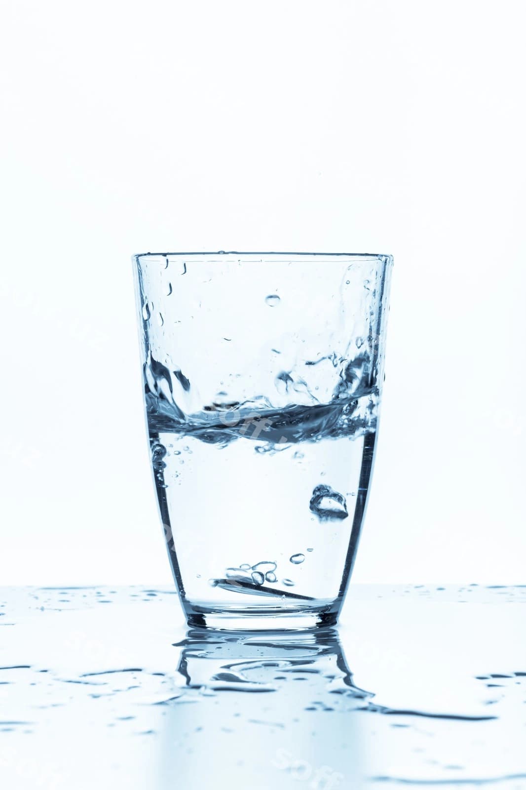 Stakan suvo oq ajralgan | Glass water isolated white