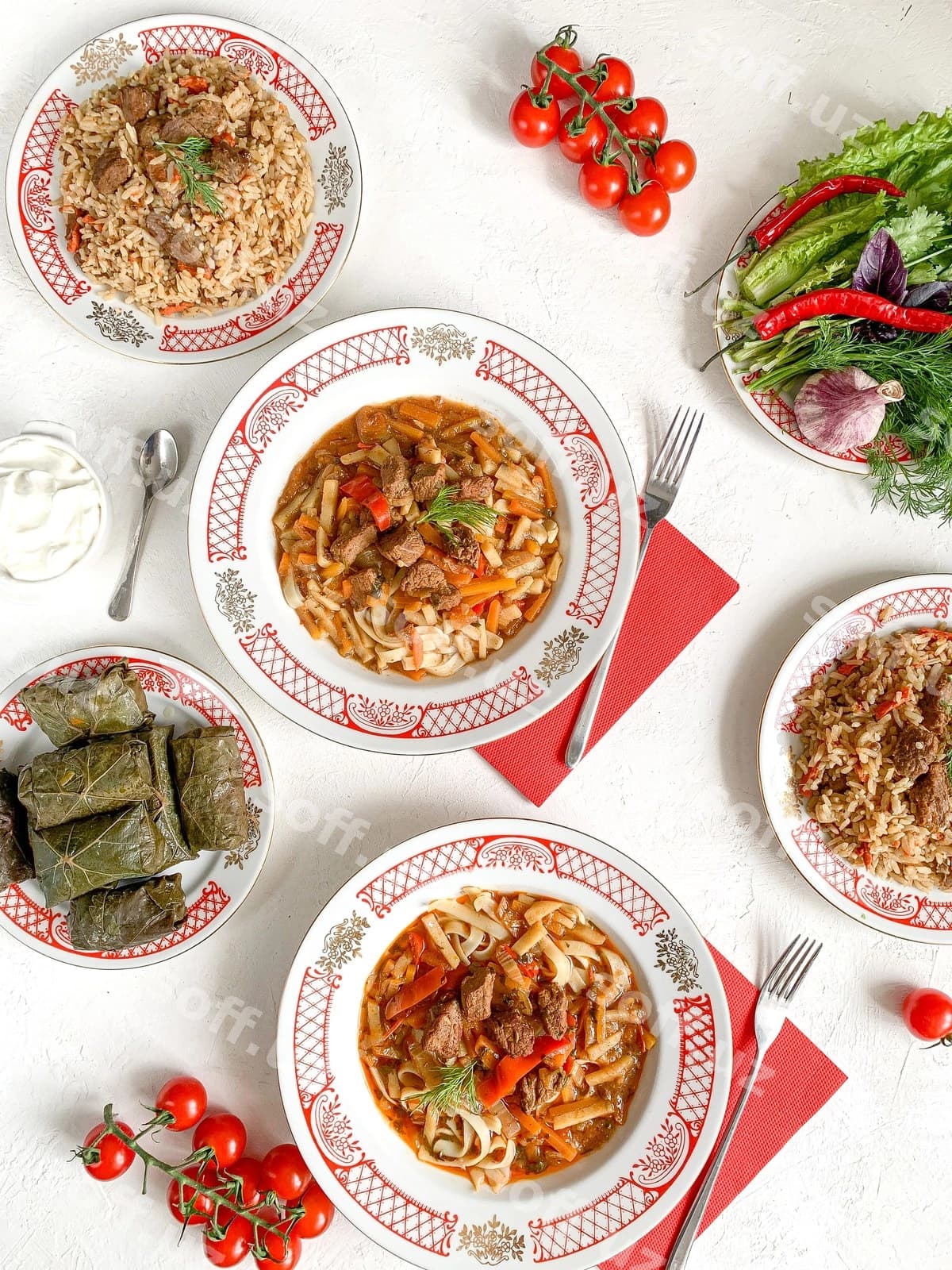 Stol ustidagi ovqatning yuqori burchakdan ko'rinishi | High angle view meal served table