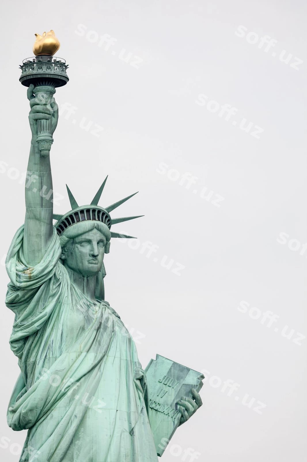 Tiniq osmon fonida past burchakli haykal | Low angle view statue against clear sky